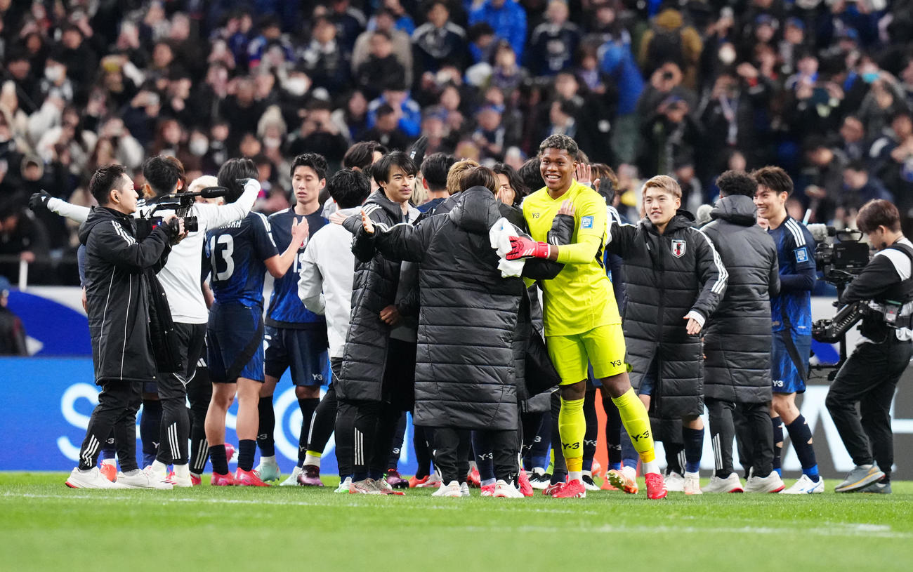 日本対バーレーン　試合後、W杯出場を喜び合うGK鈴木（中央右）ら日本代表の選手たち（撮影・江口和貴）