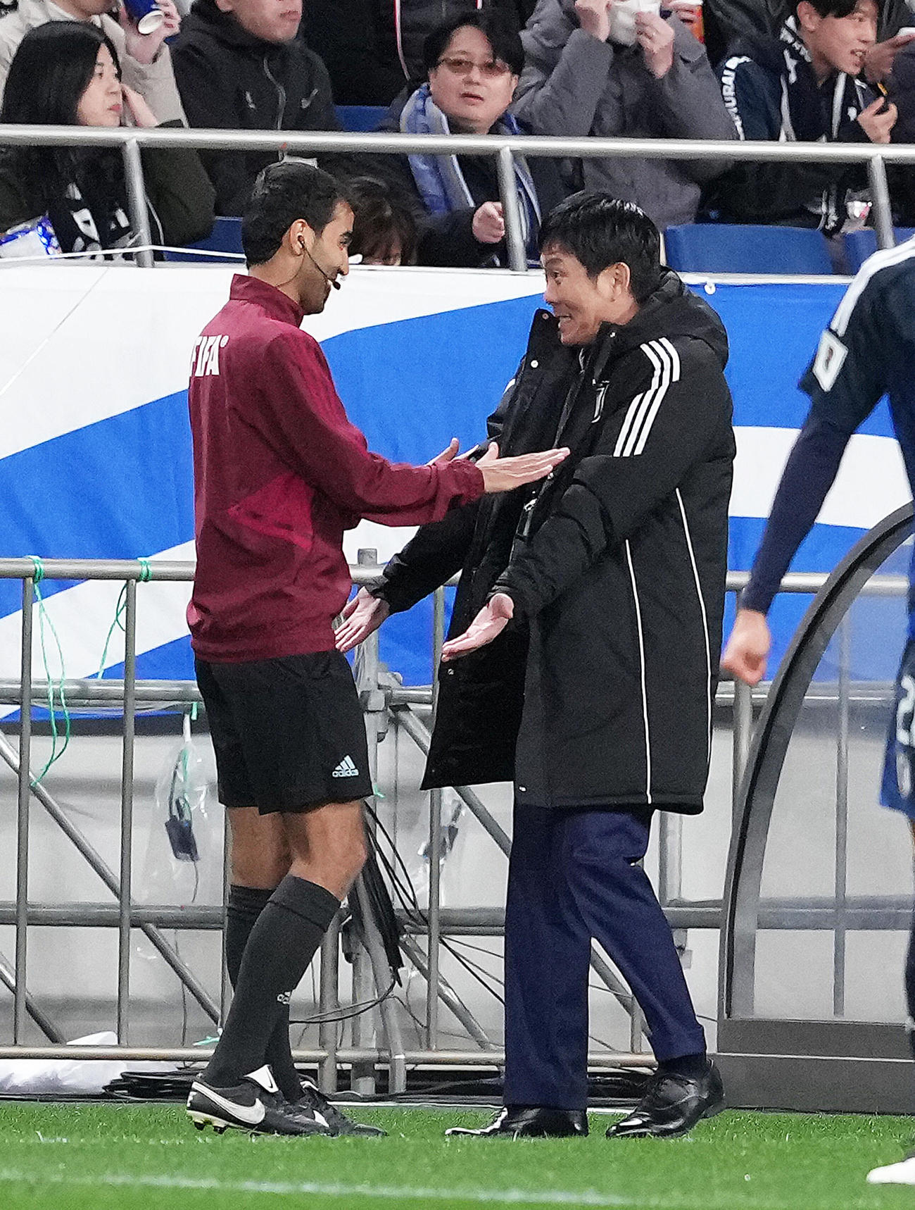 日本対バーレーン　後半、ファウルとならず抗議する森保監督（撮影・足立雅史）