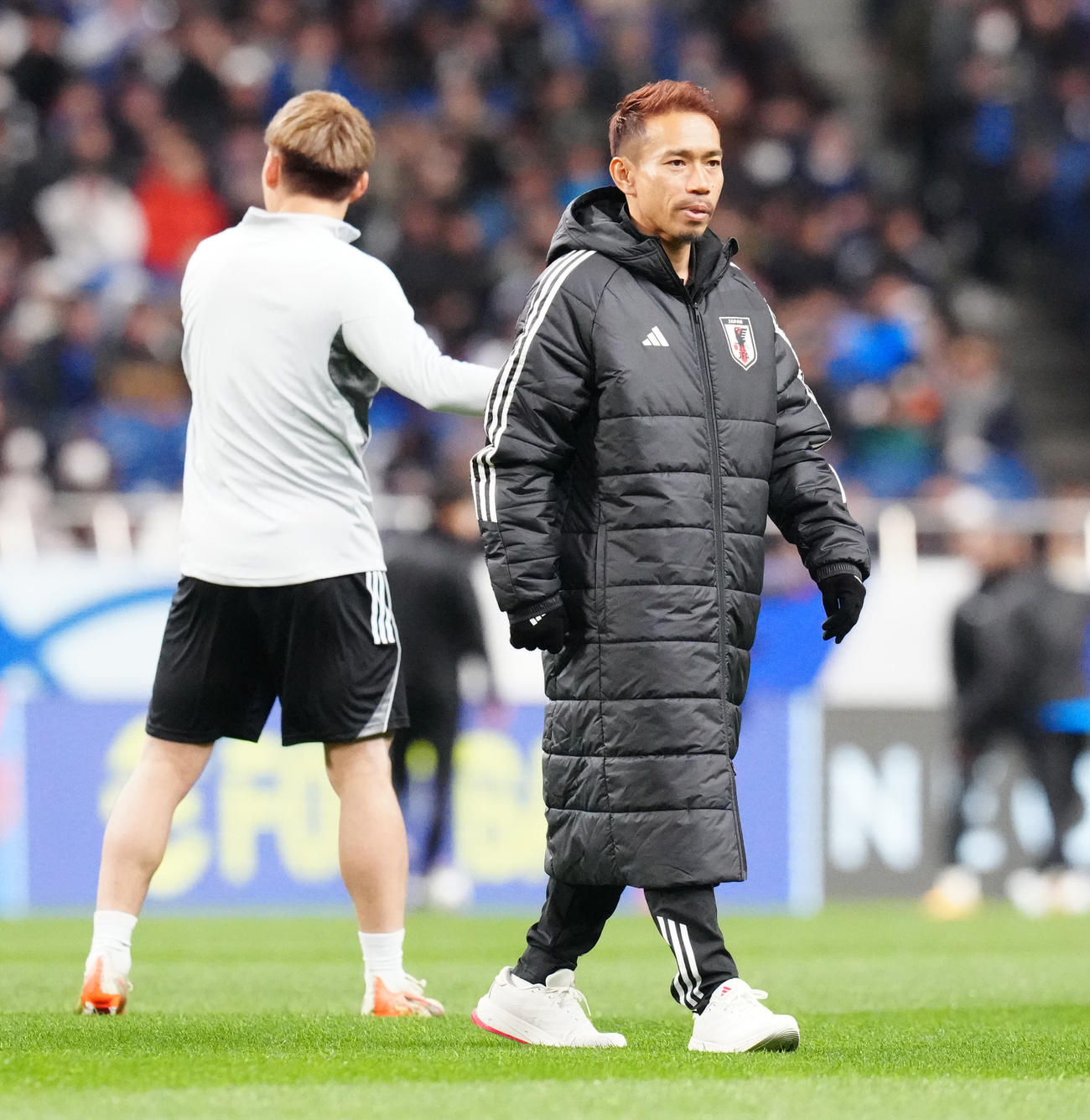 日本対バーレーン　試合前練習中、ピッチを歩く長友（撮影・江口和貴）