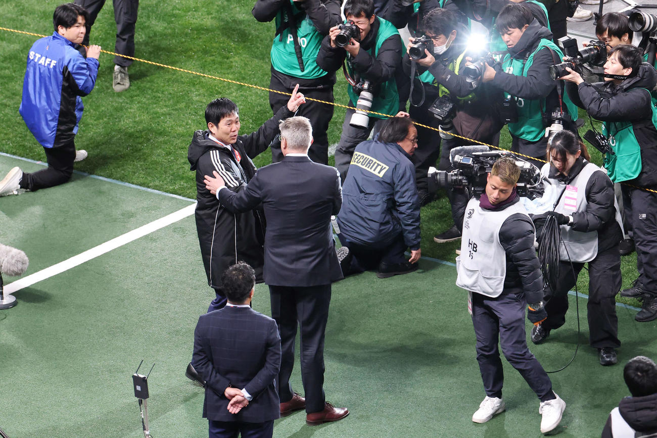 日本対バーレーン　試合前、バーレーンのタライッチ監督（右）とあいさつを交わす森保監督（撮影・宮地輝）