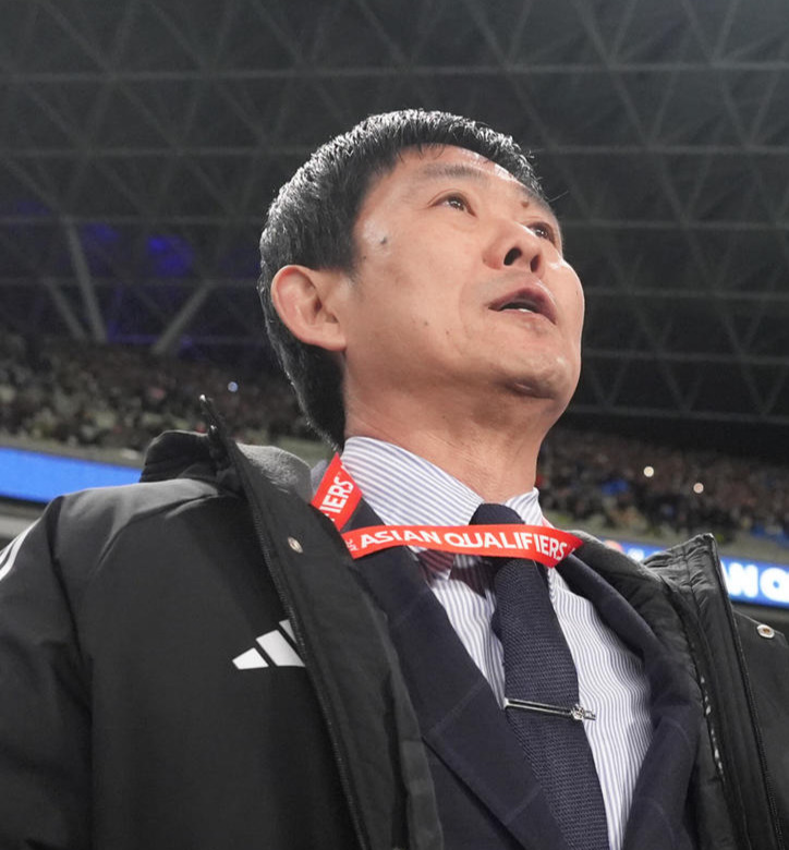 試合前、君が代斉唱する森保監督