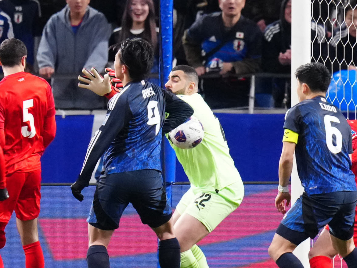日本対バーレーン　前半、遠藤（右から3人目）がこぼれ球を押し込み、ゴールネットを揺らすも、上田（同5人目）のハンドによりノードールとなる（撮影・江口和貴）