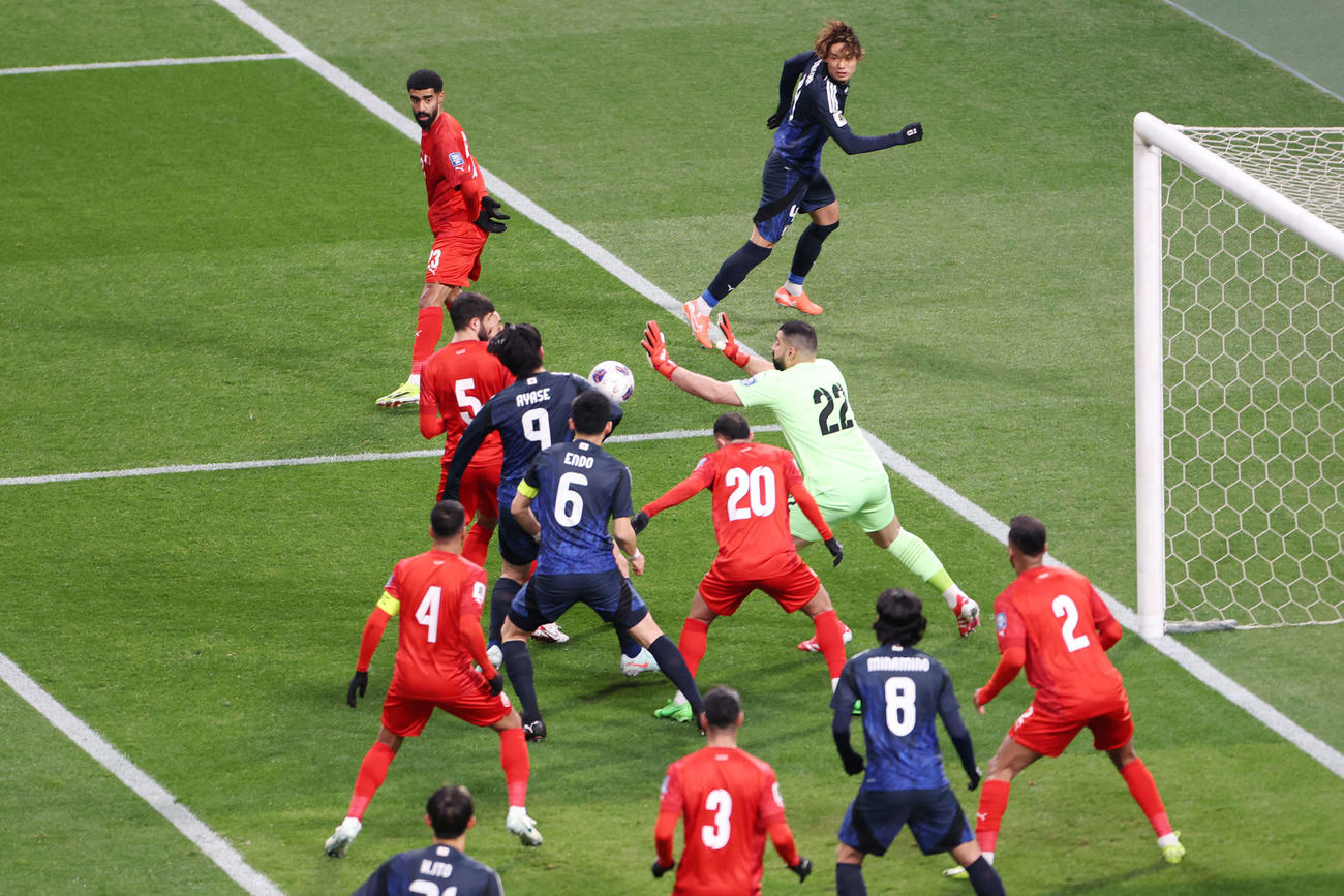 日本対バーレーン　前半、遠藤がネットを揺らすもその前の上田（中央）がハンドを取られノーゴールの判定（撮影・宮地輝）