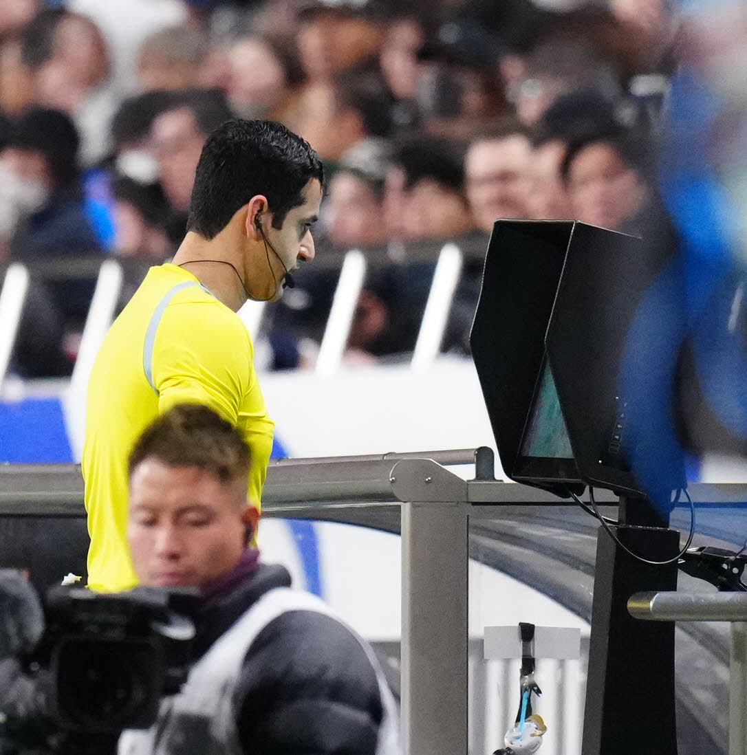 日本対バーレーン　前半、遠藤航がゴールネットを揺らした後、VARで映像を確認する主審（撮影・江口和貴）