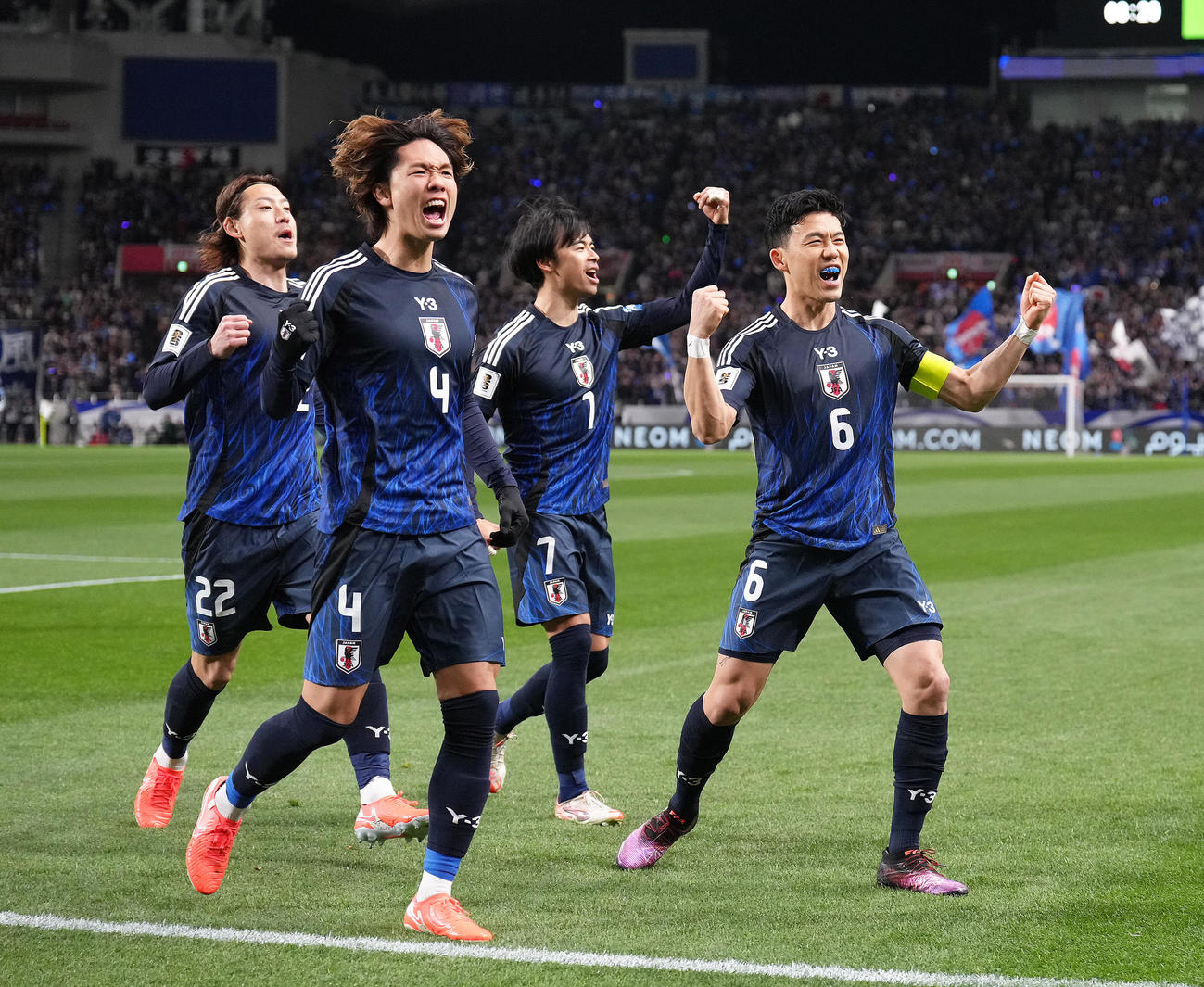 日本対バーレーン　前半、遠藤（右）がこぼれ球を押し込み、ゴールネットを揺らすも、上田のハンドによりノーゴールとなる（撮影・足立雅史）