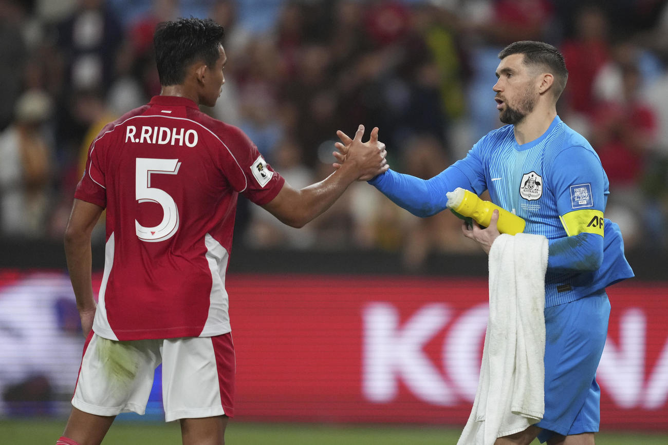 オーストラリア対インドネシア　オーストラリアのGKマット・ライアンと握手するインドネシアのリツキー・リドホ（左）（AP）