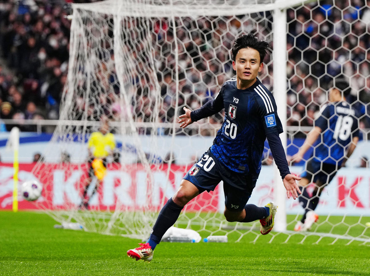 日本対バーレーン　後半、追加点を決め、駆け出す久保（撮影・江口和貴）