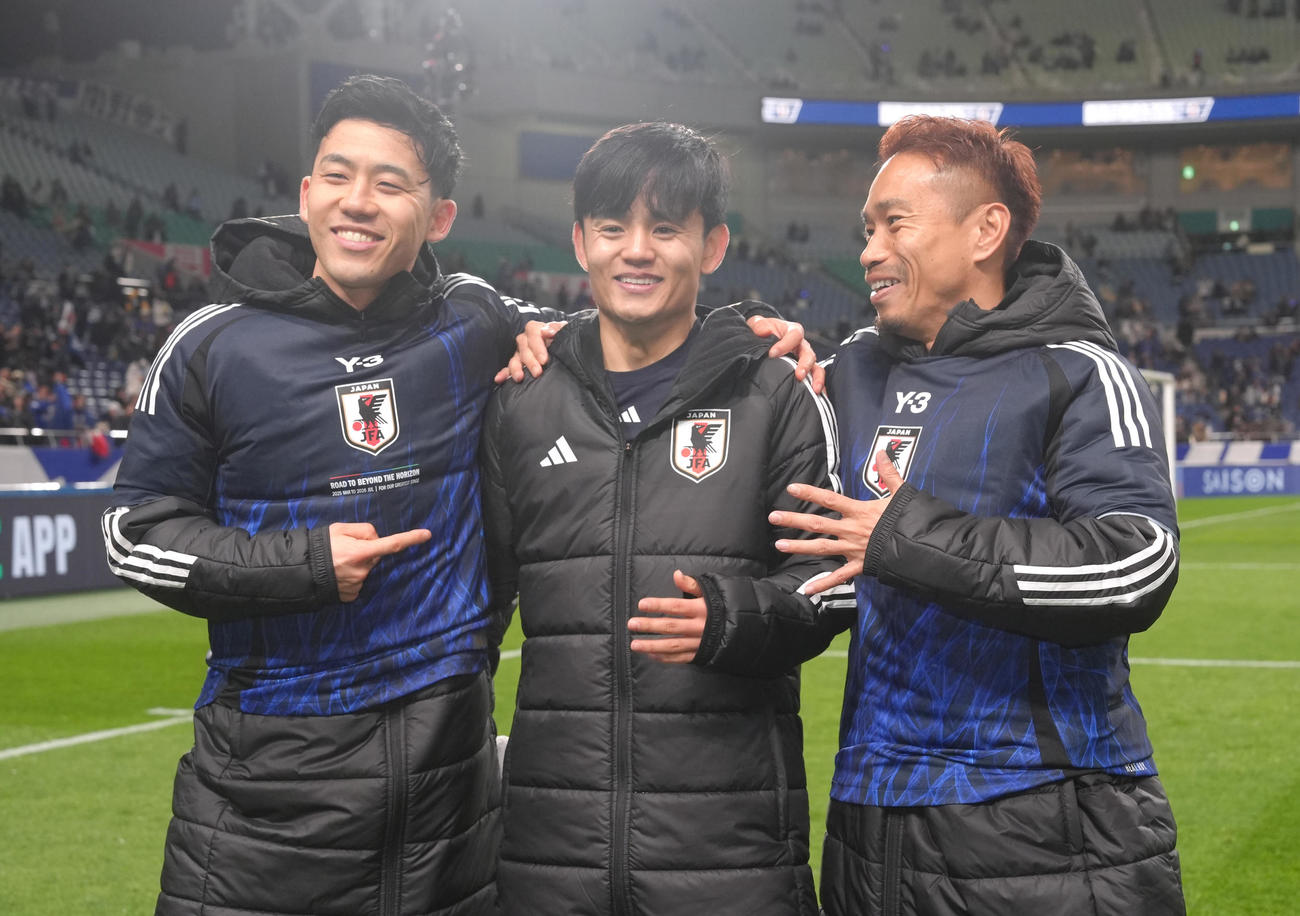日本対バーレーン　W杯出場を決め、笑顔を見せる、左から遠藤、久保、長友（撮影・足立雅史）