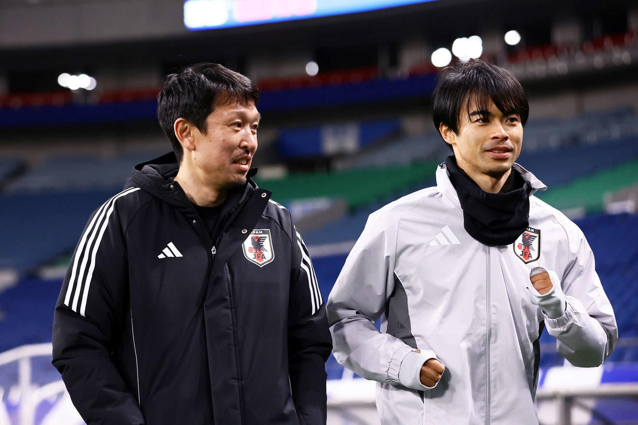 日本サッカー協会ヨーロッパオフィスの津村尚樹ダイレクター（左）と三笘（C）JFA