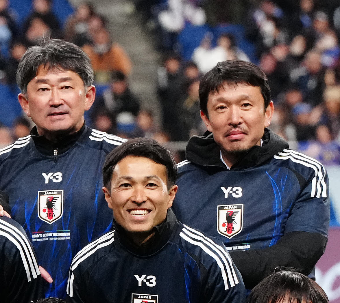 日本対バーレーン　W杯出場を決め、選手たちと集合写真に納まる津村氏（右）（撮影・江口和貴）