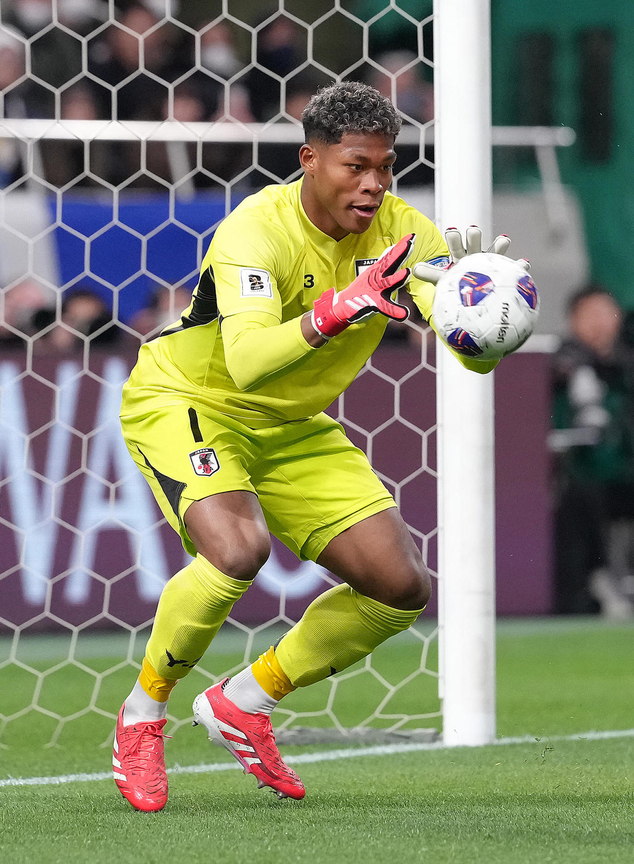 日本対バーレーン　後半、ボールをキャッチするGK鈴木（撮影・足立雅史）
