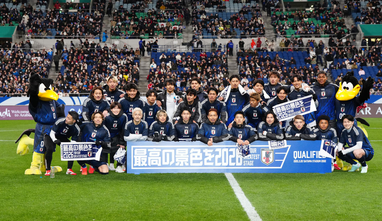 W杯出場を決め、集合写真に納まる日本代表の選手たち（撮影・江口和貴）