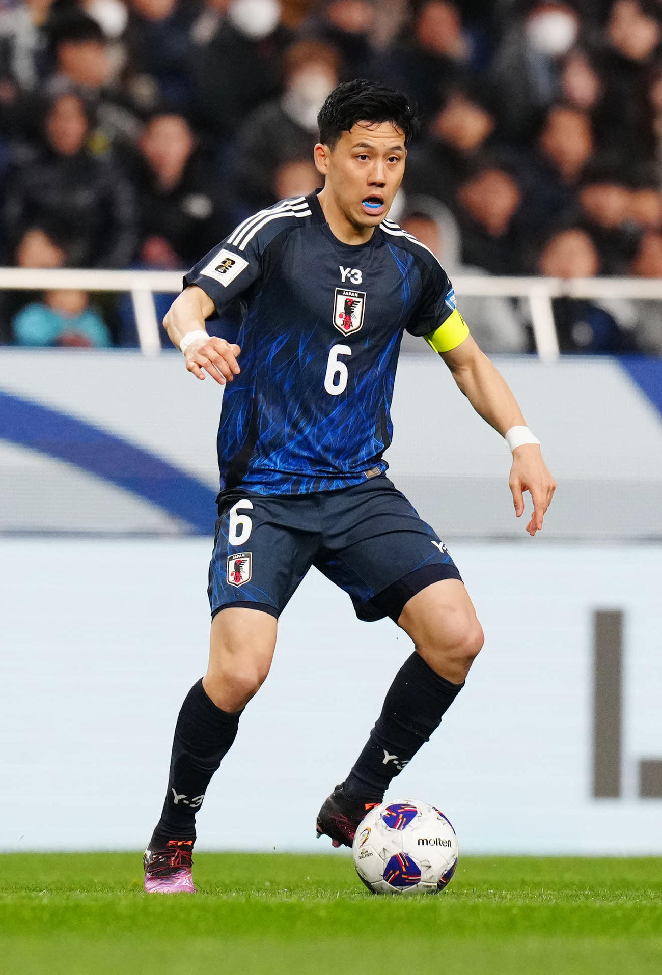 日本対バーレーン　後半、ボールをキープする遠藤（撮影・江口和貴）