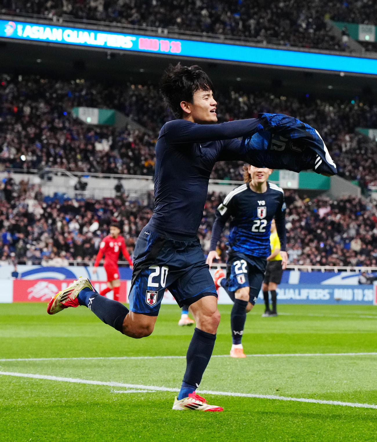 日本対バーレーン　後半、追加点を決め、ユニホームを脱ぎながら、駆け出す久保（撮影・江口和貴）