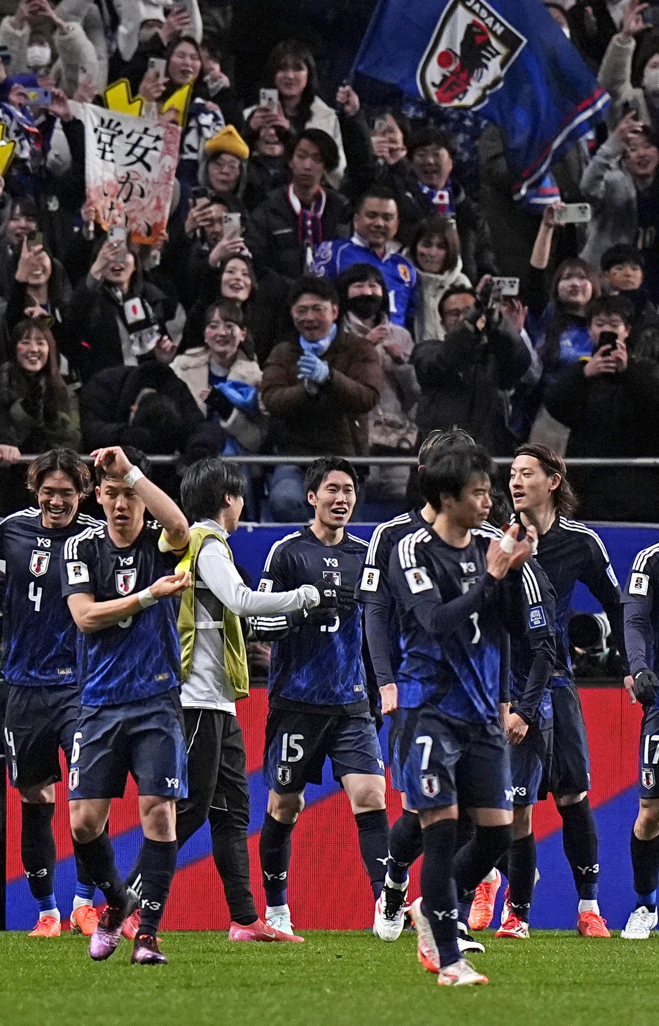 日本対バーレーン　後半、先制ゴールを決め祝福される鎌田（中央）（共同）