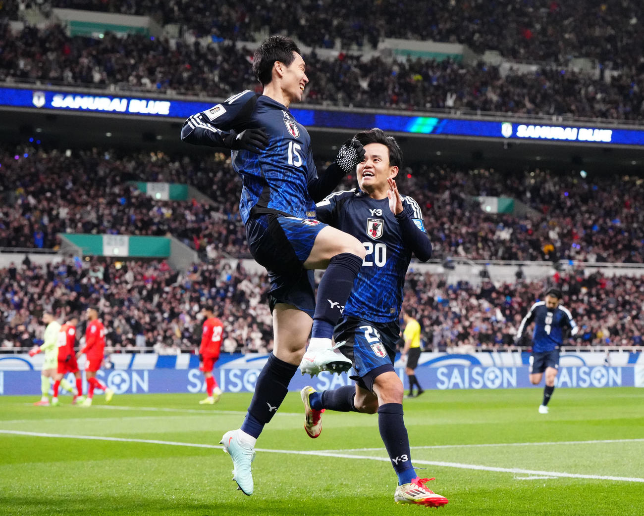 日本対バーレーン　後半、先制ゴールを決め、アシストした久保（右）と喜び合う鎌田（撮影・江口和貴）