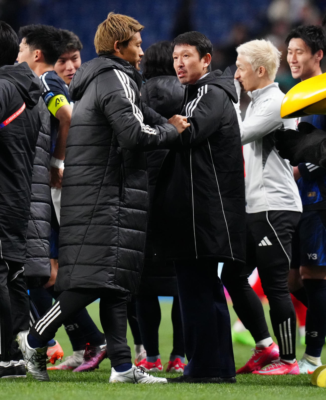日本対バーレーン　W杯出場を決め、守田（中央左）らを出迎える津村氏（撮影・江口和貴）