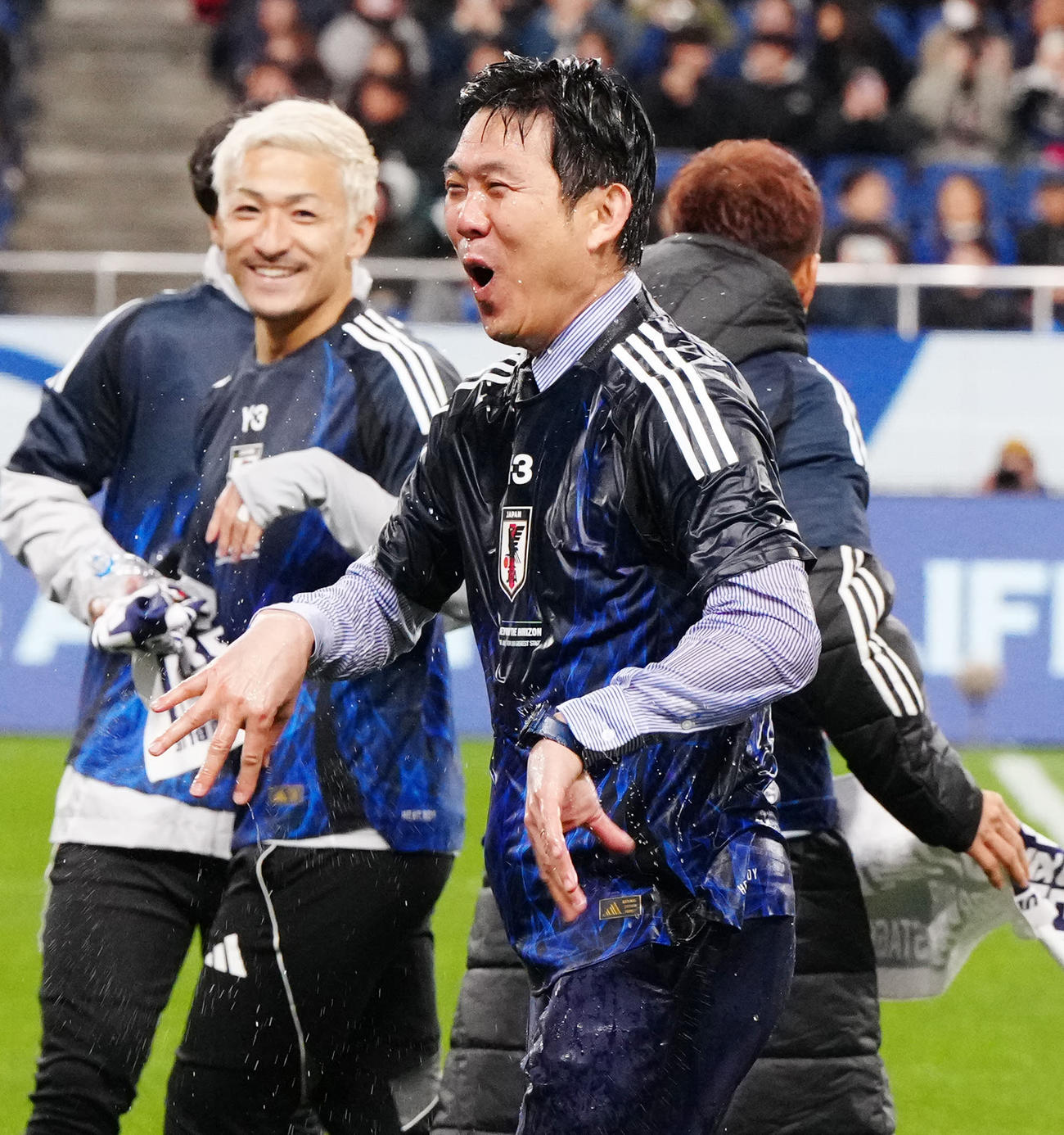 W杯出場を決め、選手たちからウオーターシャワーで祝福された森保監督（撮影・江口和貴）