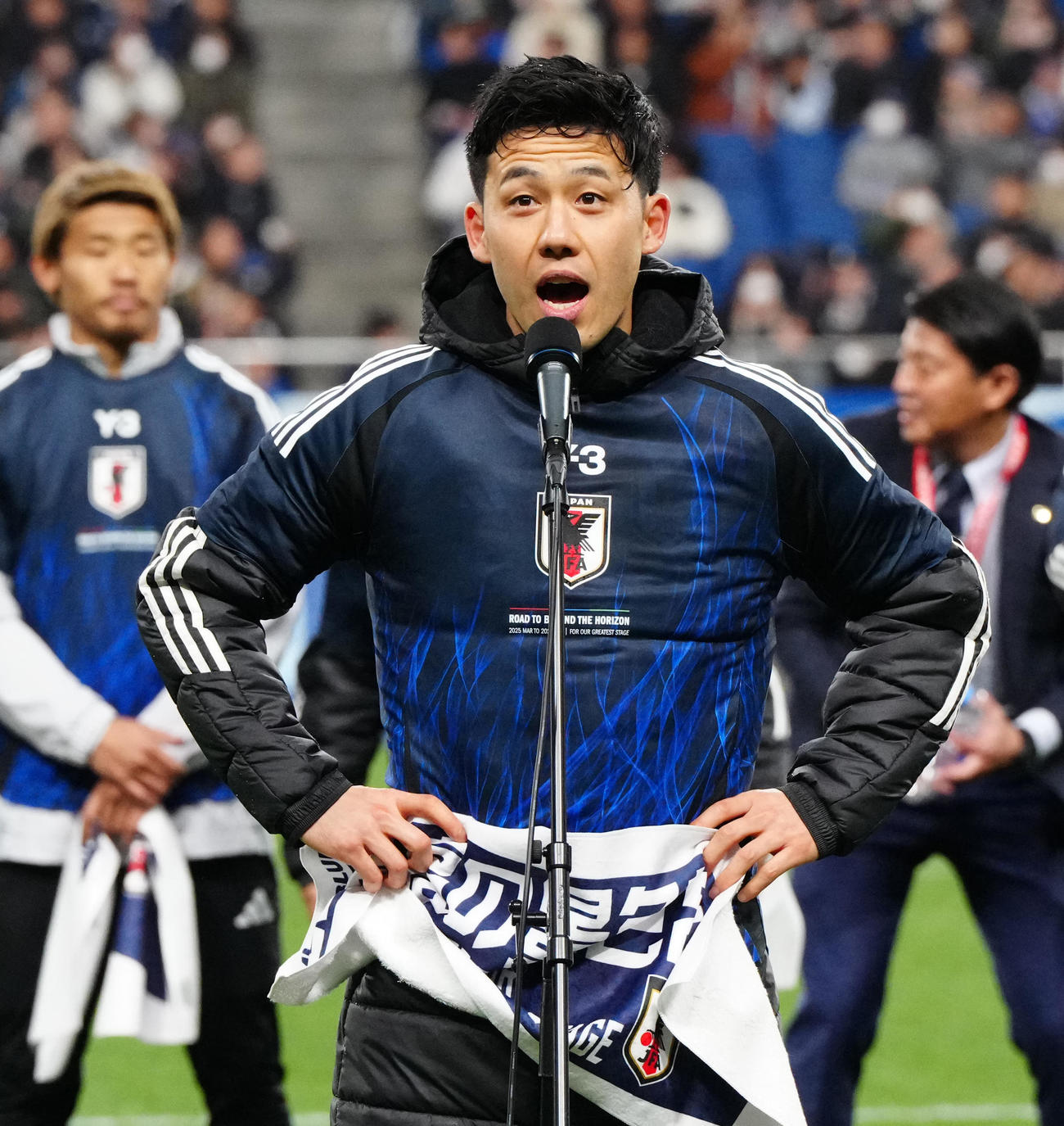 日本対バーレーン　試合後のセレモニーであいさつする遠藤（撮影・江口和貴）