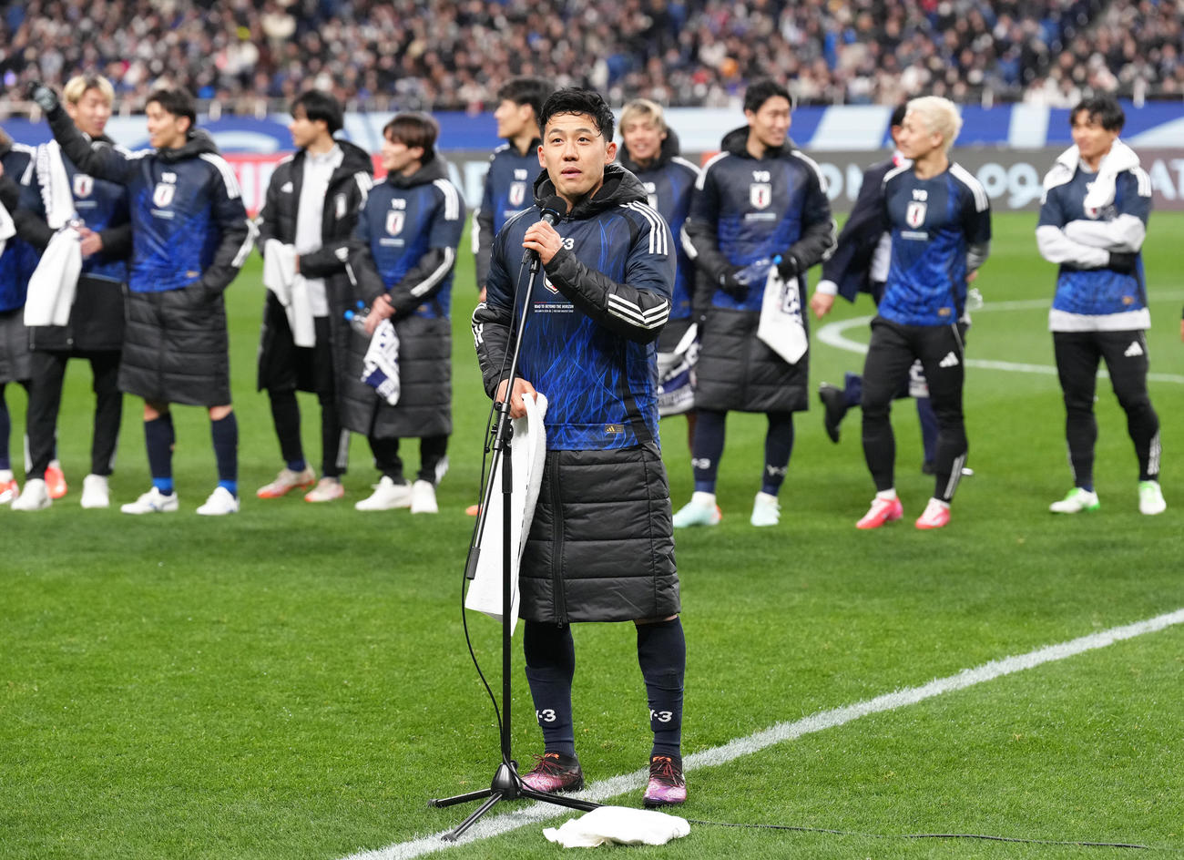 日本対バーレーン　W杯出場を決め、あいさつする遠藤（中央）（撮影・足立雅史）
