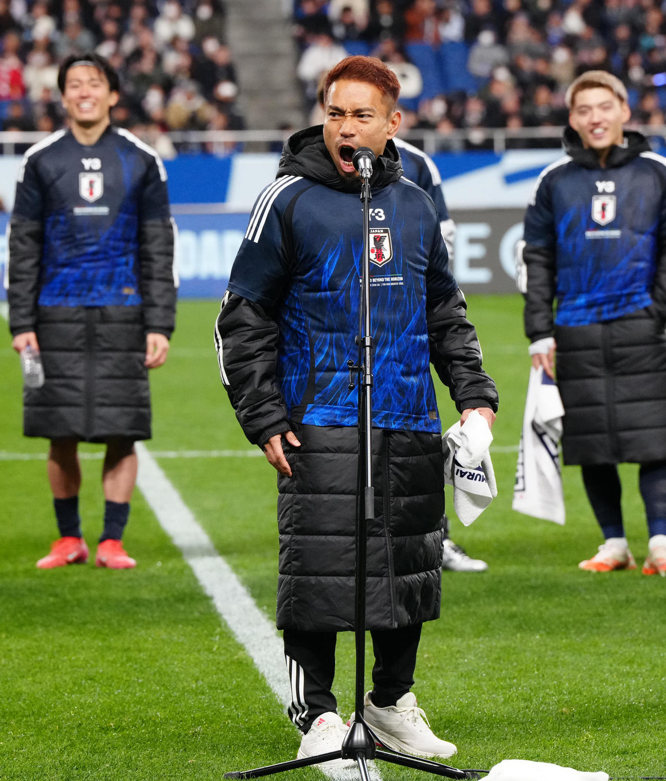 日本対バーレーン　試合後のセレモニーで、ブラボーとさけぶ長友（撮影・江口和貴）