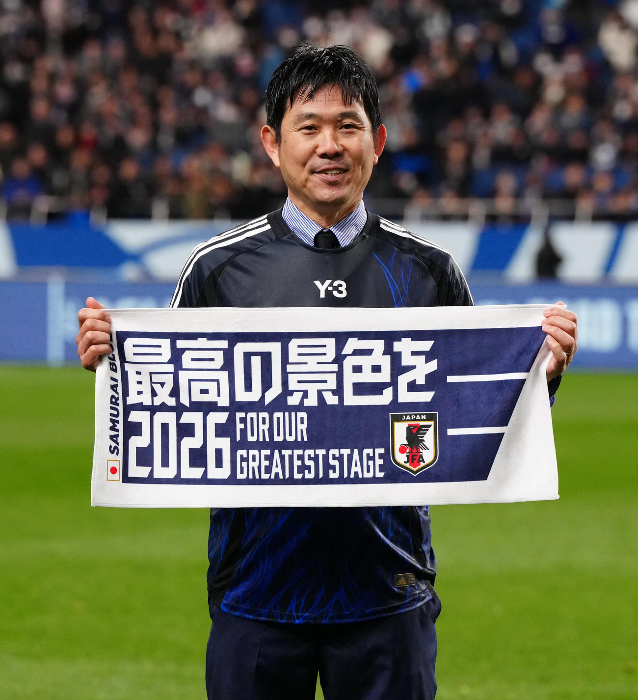 日本対バーレーン　試合後、タオルを広げる森保監督（撮影・江口和貴）