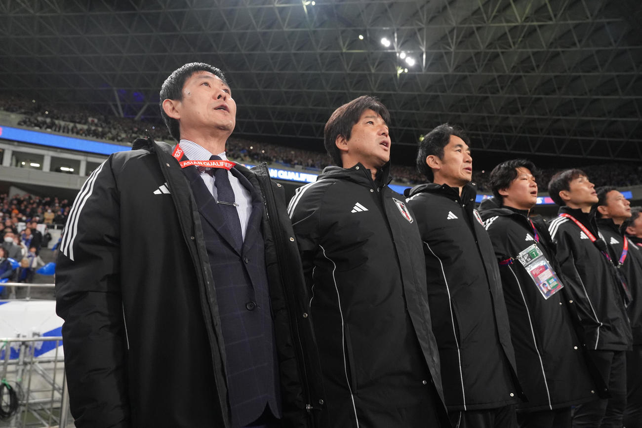 日本対バーレーン　試合前、君が代斉唱する森保監督（左）（撮影・足立雅史）