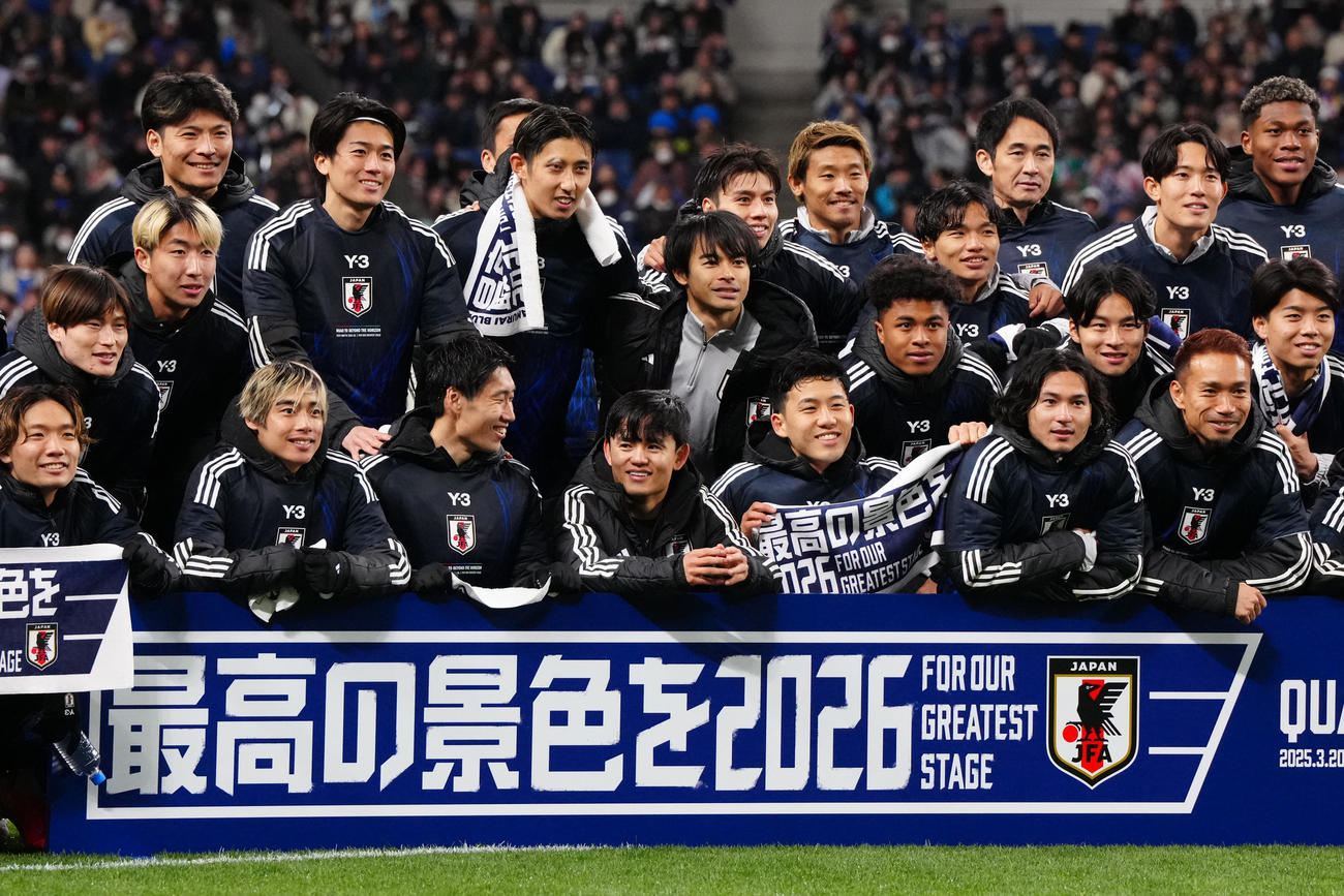 W杯出場を決め、集合写真に納まる日本代表の選手たち（撮影・江口和貴）