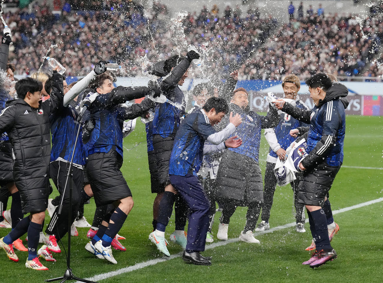 日本対バーレーン　W杯出場を決め、手荒い祝福を受ける森保監督（中央）（撮影・足立雅史）（撮影・足立雅史）