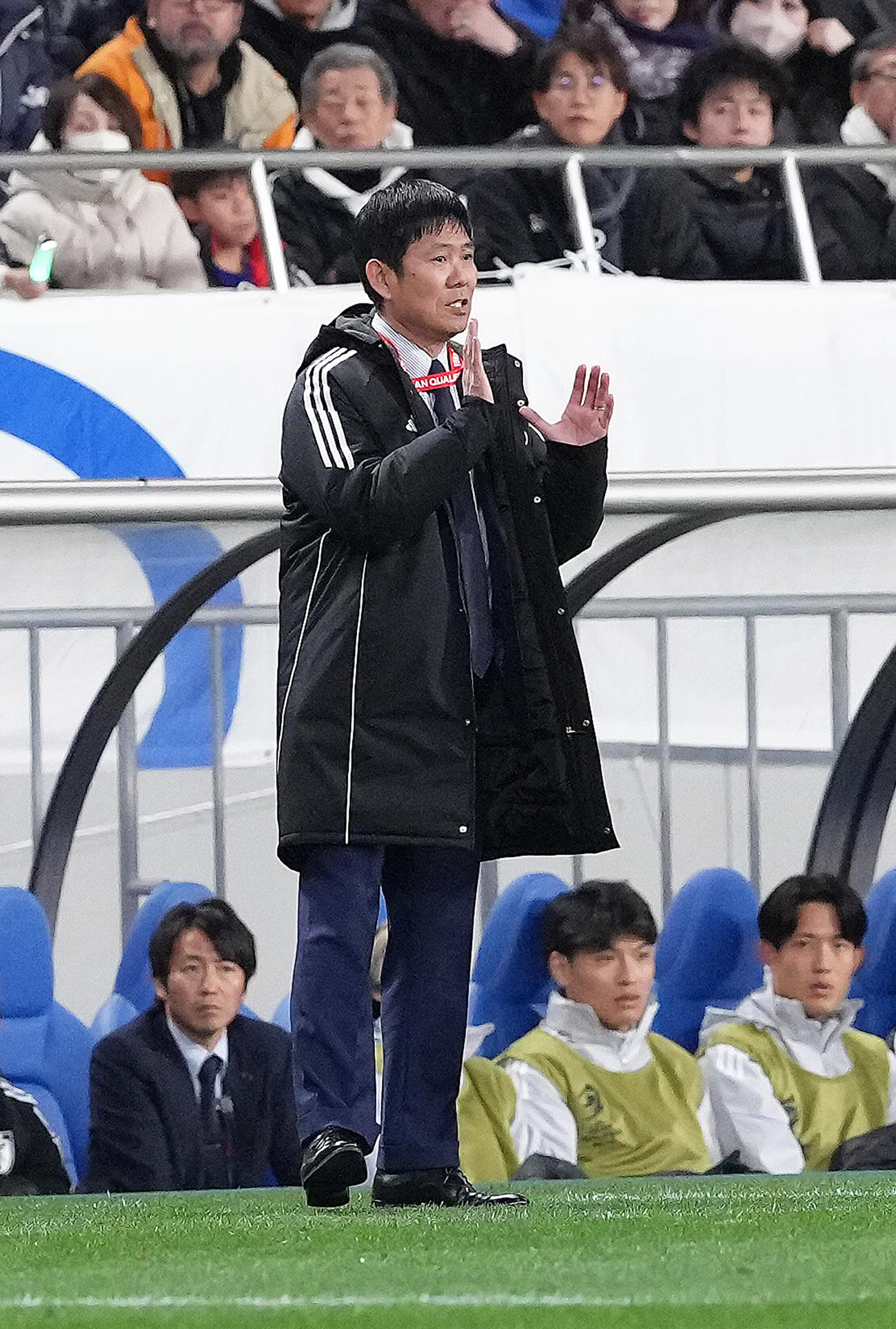 日本対バーレーン　前半、指示を出す森保監督（撮影・足立雅史）