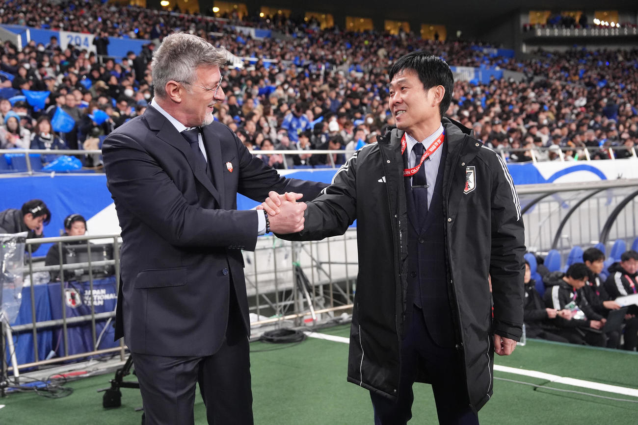 日本対バーレーン　試合前、握手を交わすバーレーンのタライッチ監督（左）と森保監督（撮影・足立雅史）