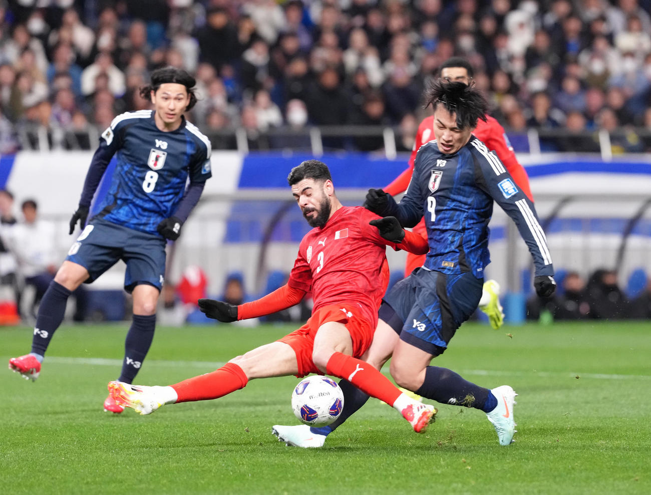 日本対バーレーン　前半、シュートを阻まれる上田（右）（撮影・足立雅史）
