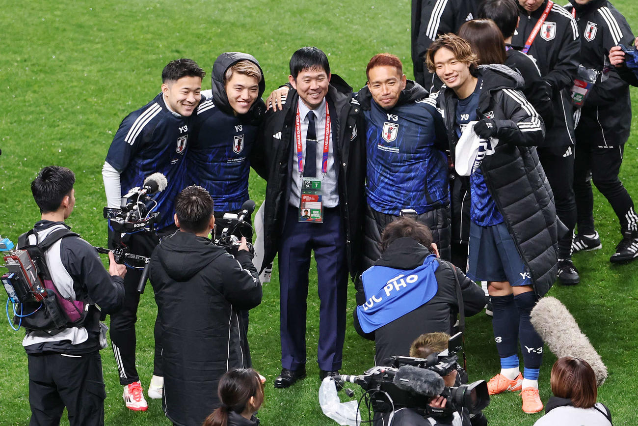 日本対バーレーン　W杯出場を決め記念撮影する、左から菅原、堂安、森保監督、長友、板倉（撮影・宮地輝）