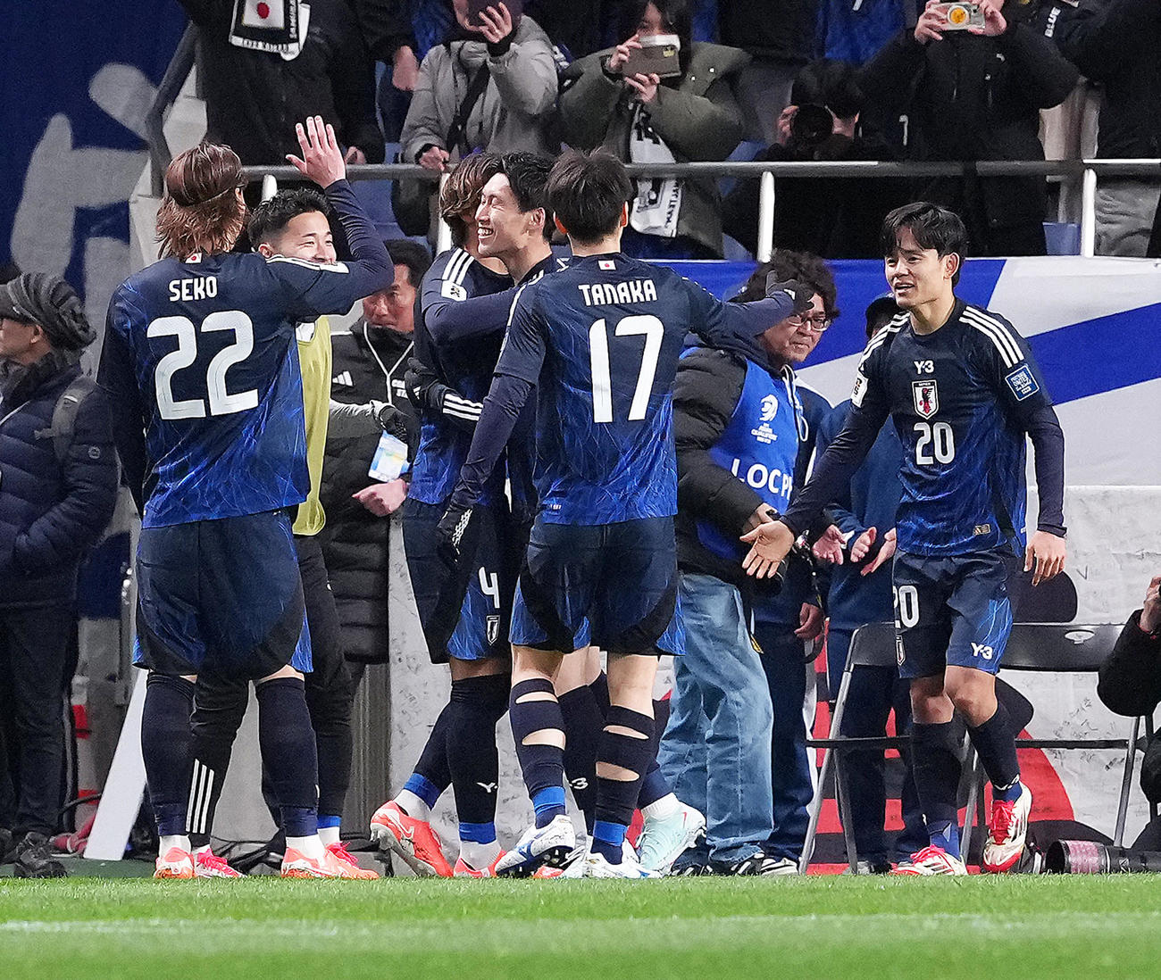 日本対バーレーン　後半、先制ゴールを決めた鎌田（中央）と喜び合うイレブン（撮影・足立雅史）