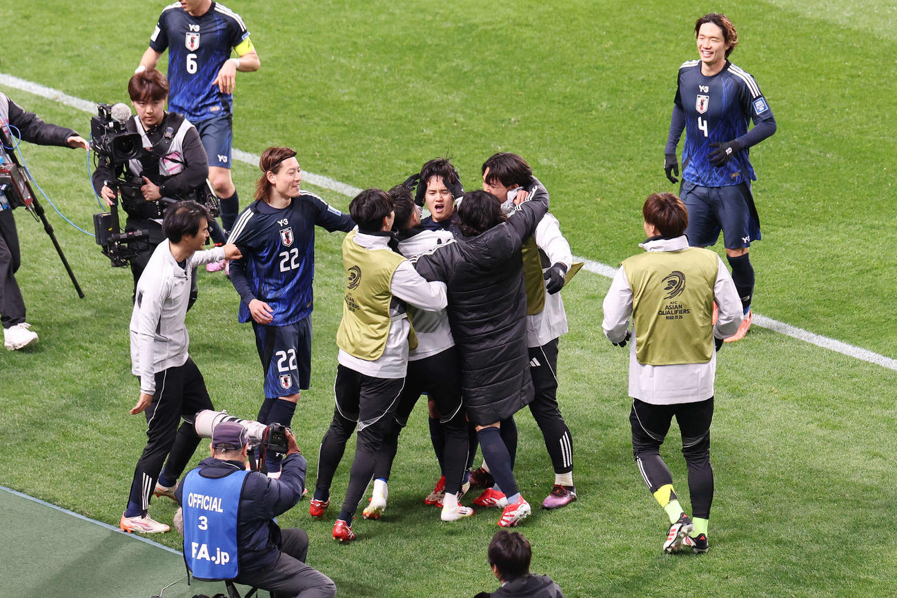 日本対バーレーン　後半、ゴールを決めチームメートに揉みくちゃにされる久保（中央）（撮影・宮地輝）