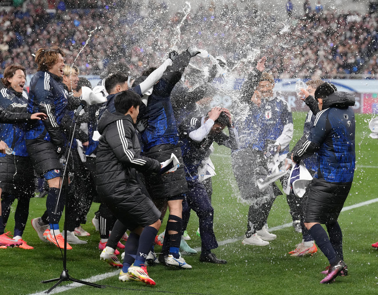 日本対バーレーン　W杯出場を決め、手荒い祝福を受ける森保監督（中央）（撮影・足立雅史）（撮影・足立雅史）
