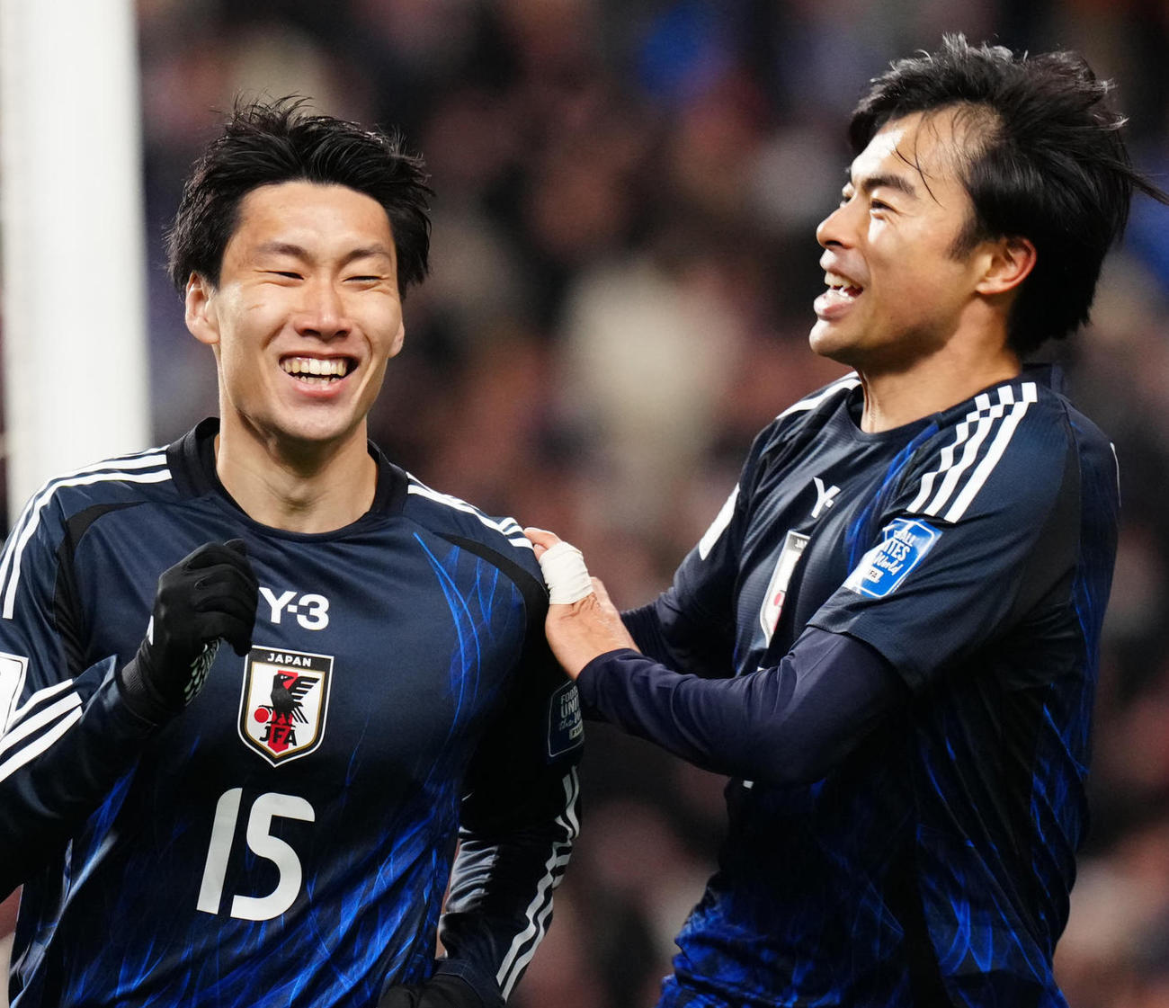 日本対バーレーン　後半、先制ゴールを決め、三笘（右）と喜び合う鎌田（2025年3月撮影）
