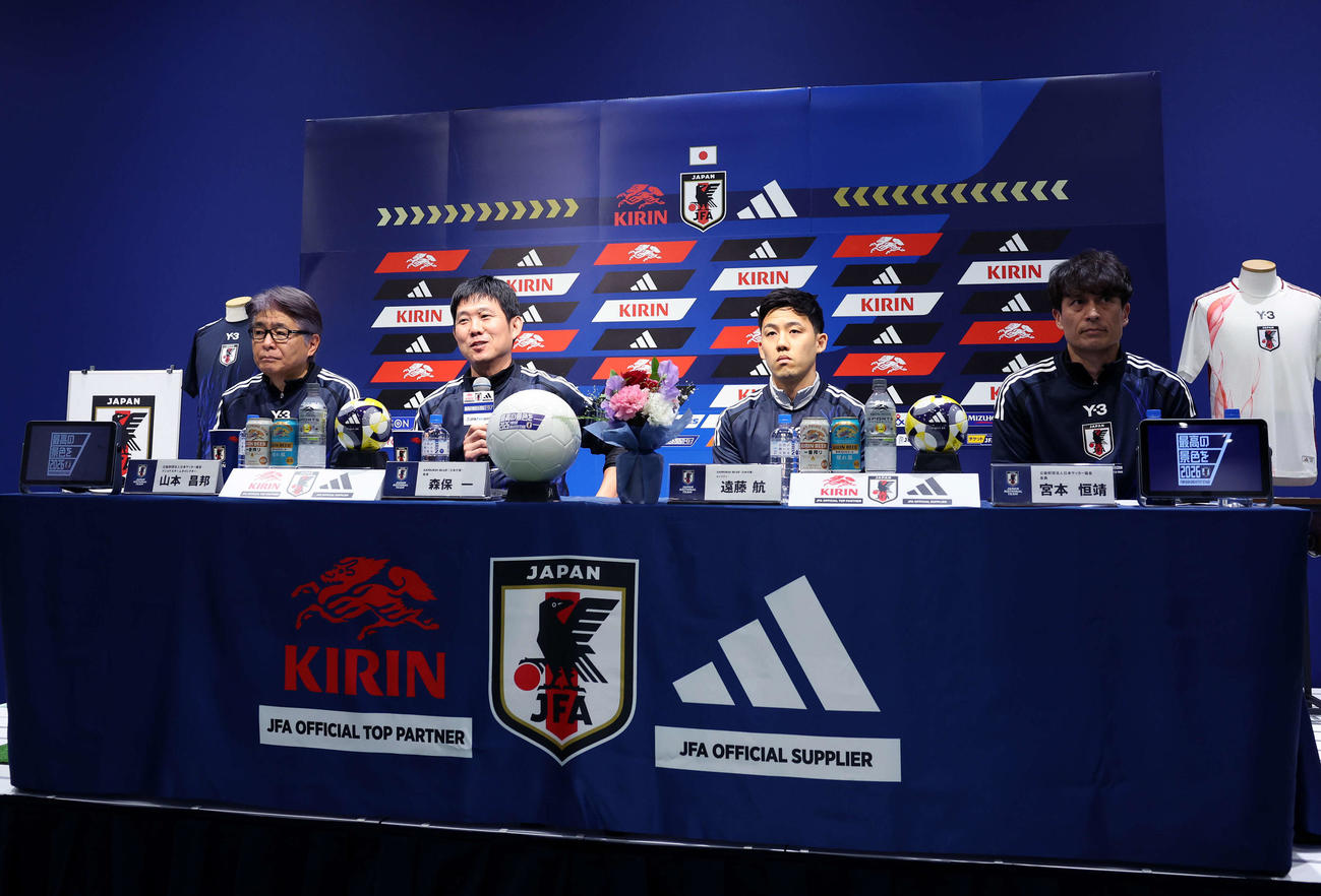 会見に臨む、左から山本ナショナルチームダイレクター、森保監督、遠藤、宮本会長（撮影・鈴木正人）　