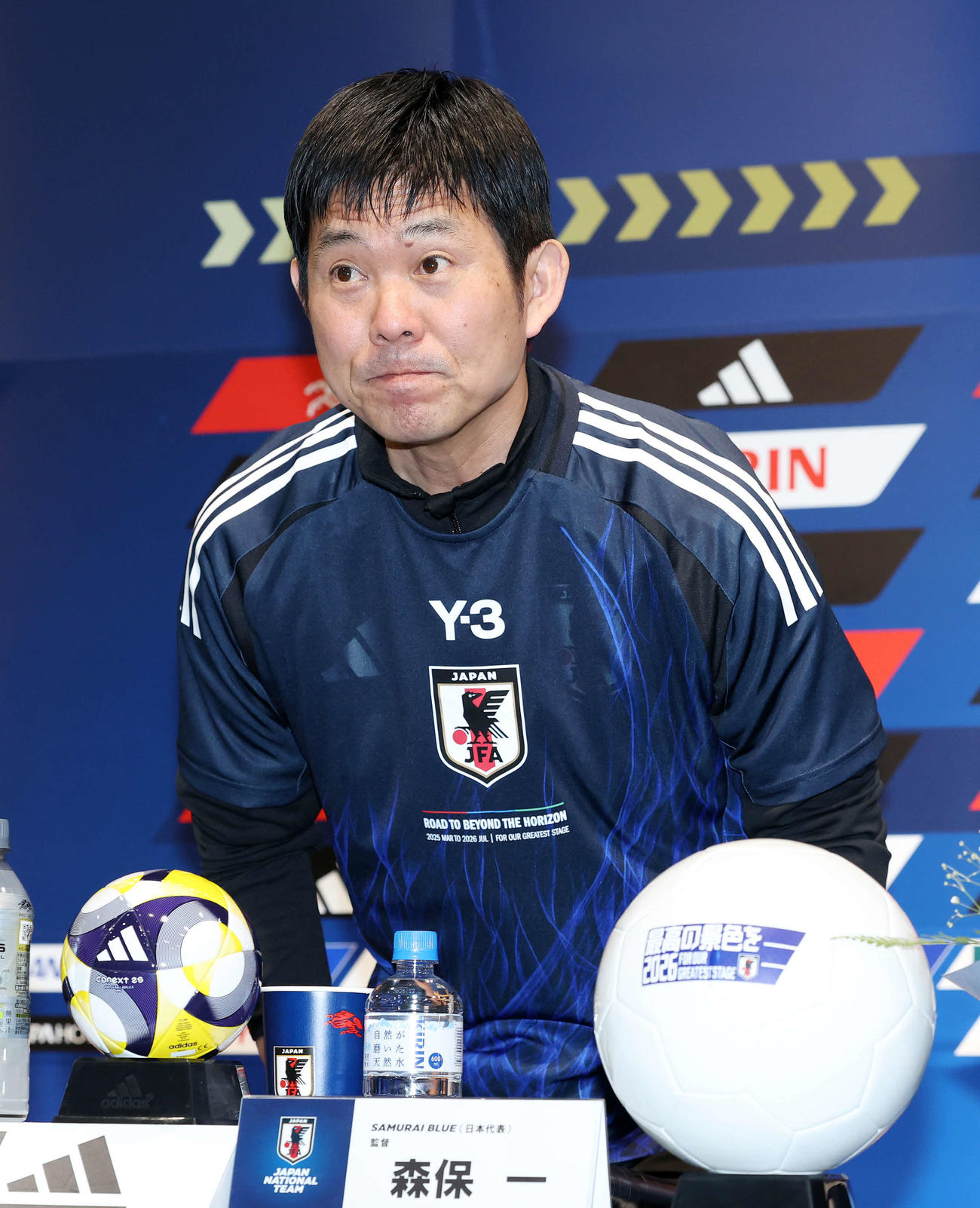 会見場入りするサッカー日本代表の森保監督（撮影・鈴木正人）　