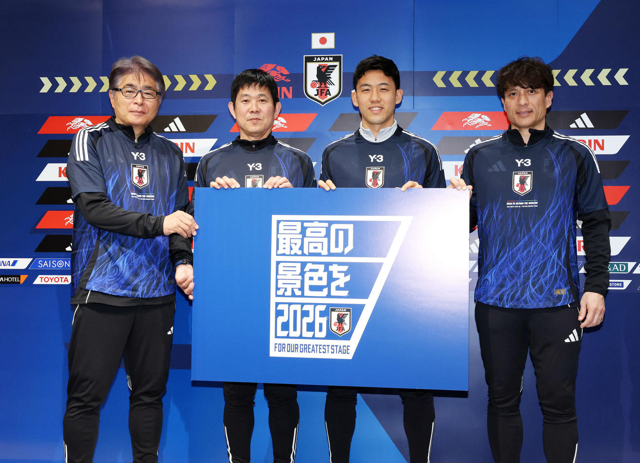 写真に納まる、左から山本ナショナルチームダイレクター、森保監督、遠藤、宮本会長（撮影・鈴木正人）　