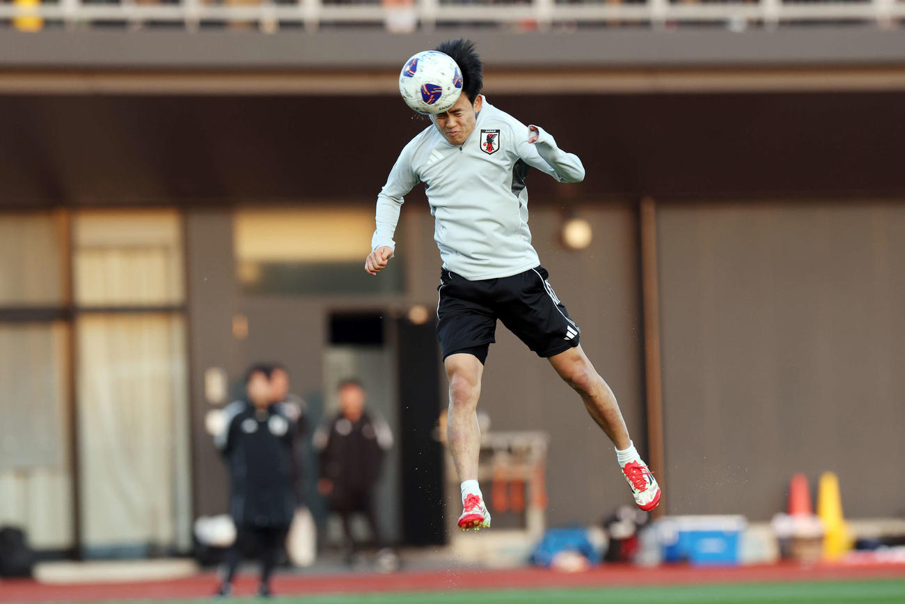 練習でヘディングシュートを放つ久保（撮影・宮地輝）