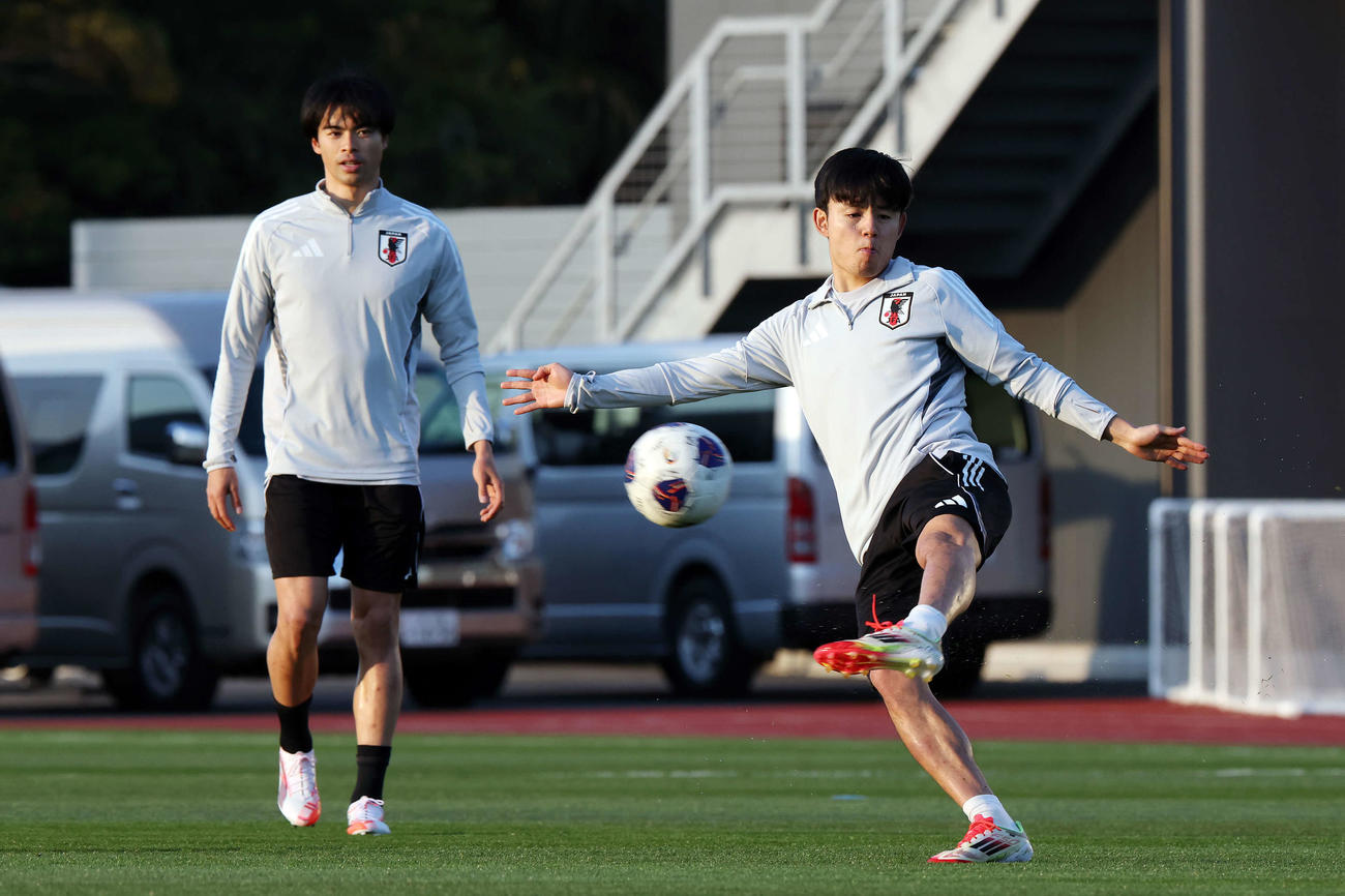 練習に臨む三笘（左）と久保（撮影・宮地輝）