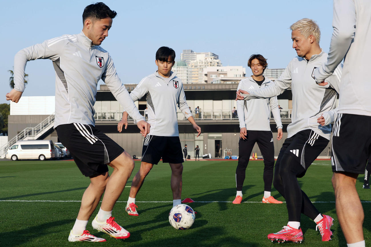 練習に臨む左から菅原、久保、板倉、前田（撮影・宮地輝）