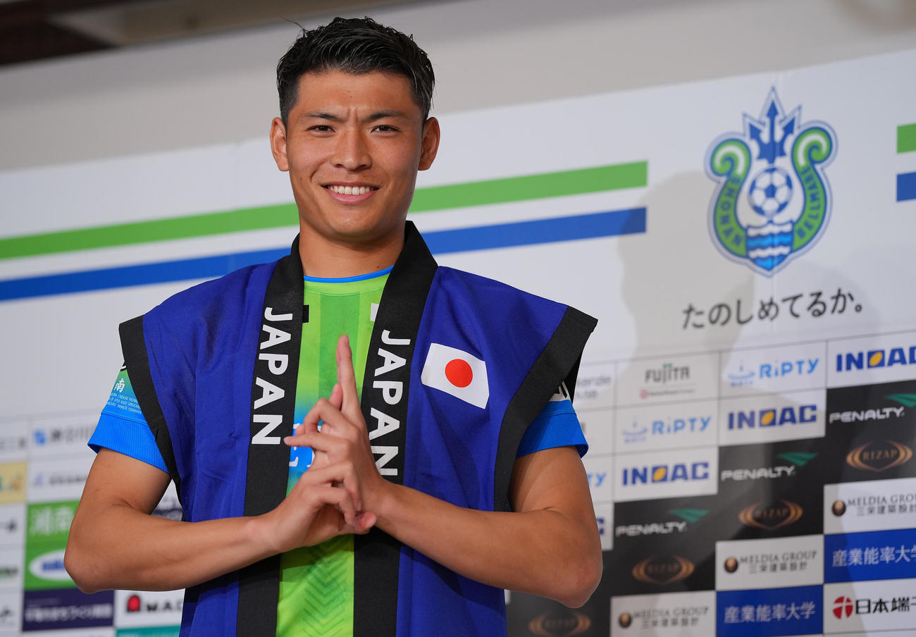 忍者ポーズで写真に納まる町野修斗（2022年11月9日撮影）