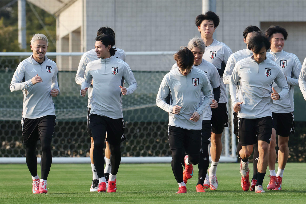 笑顔でランニングする、左から前田、南野、古橋、伊東、高井、三笘、中村（撮影・宮地輝）