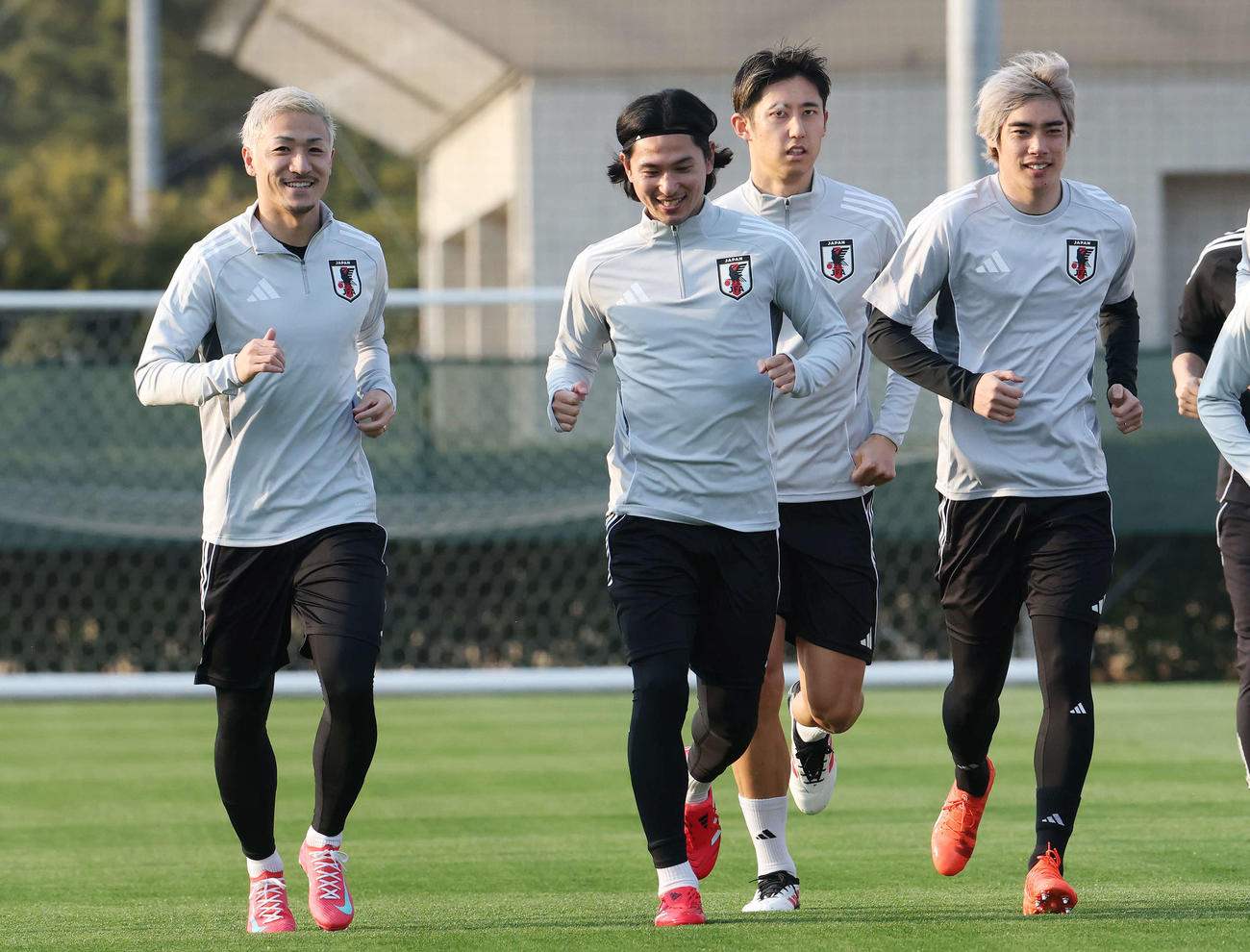 笑顔でランニングする、左から前田、南野、伊藤、伊東（撮影・宮地輝）