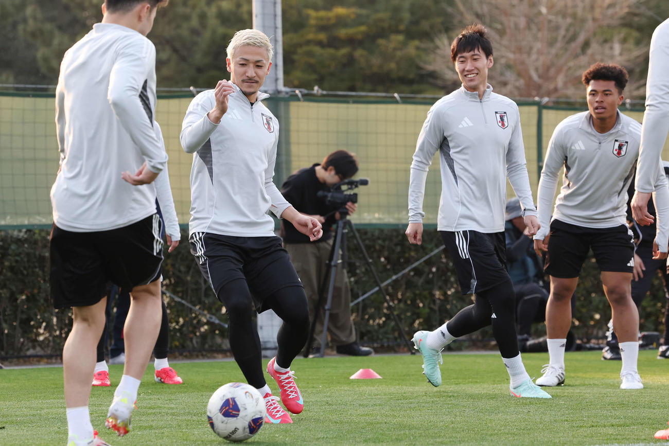 練習に臨む左から前田、鎌田、藤田（撮影・宮地輝）