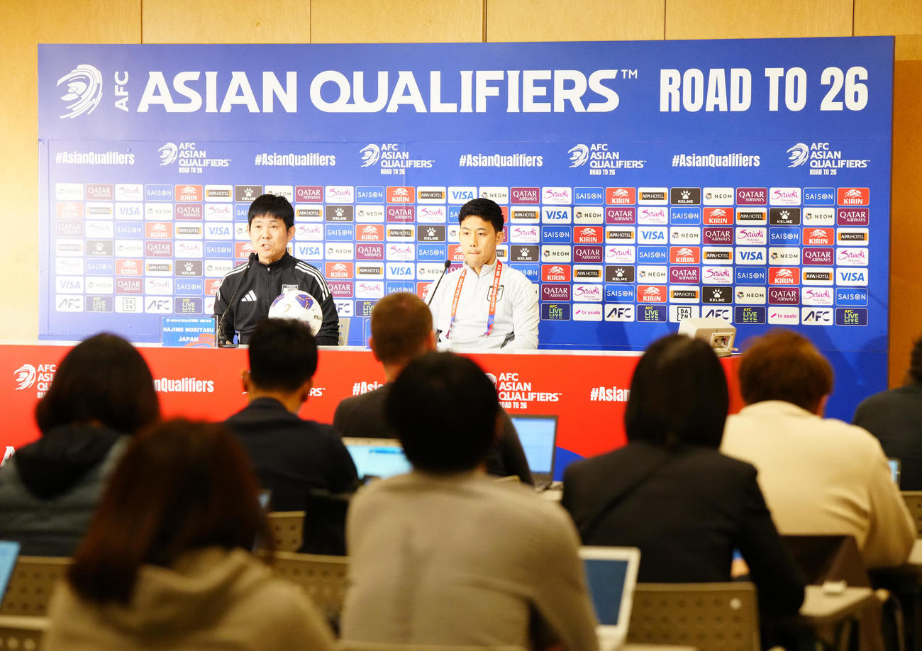 サウジアラビア戦の前日会見に臨む森保監督。右は遠藤（撮影・江口和貴）