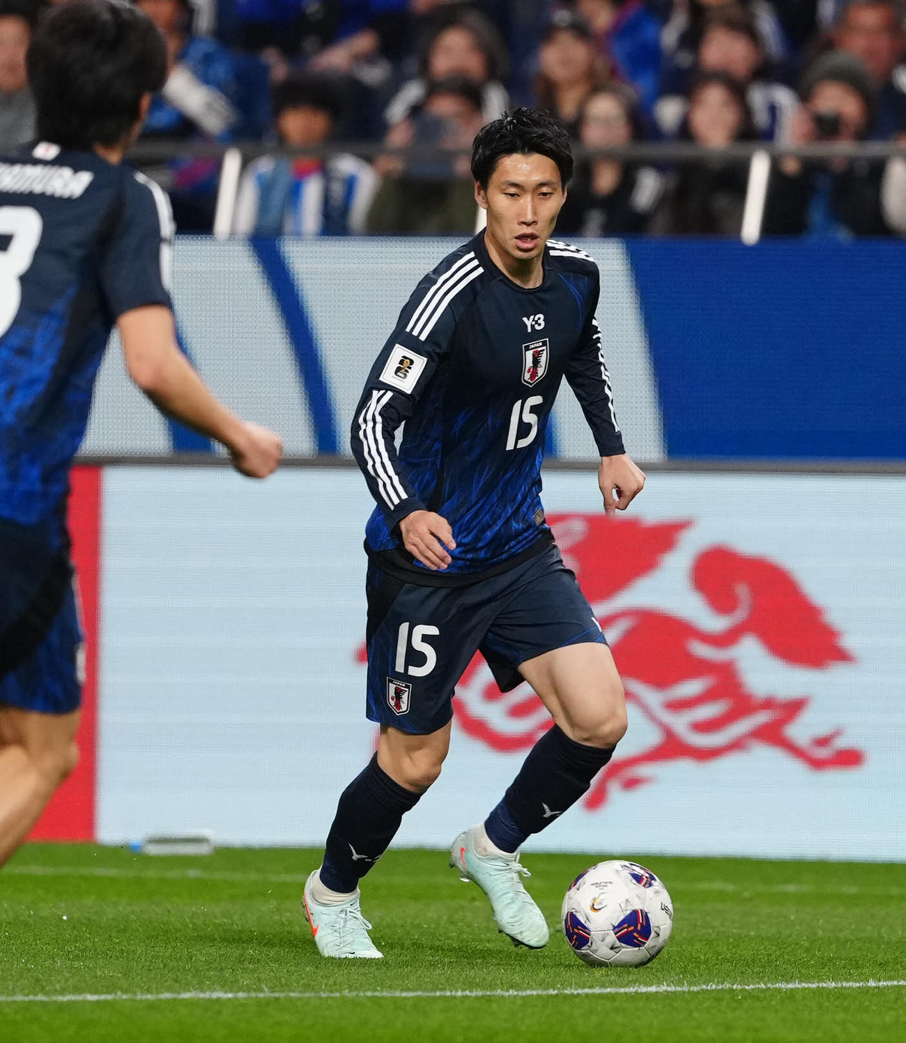 日本対サウジアラビア　前半、ドリブルする鎌田（撮影・江口和貴）