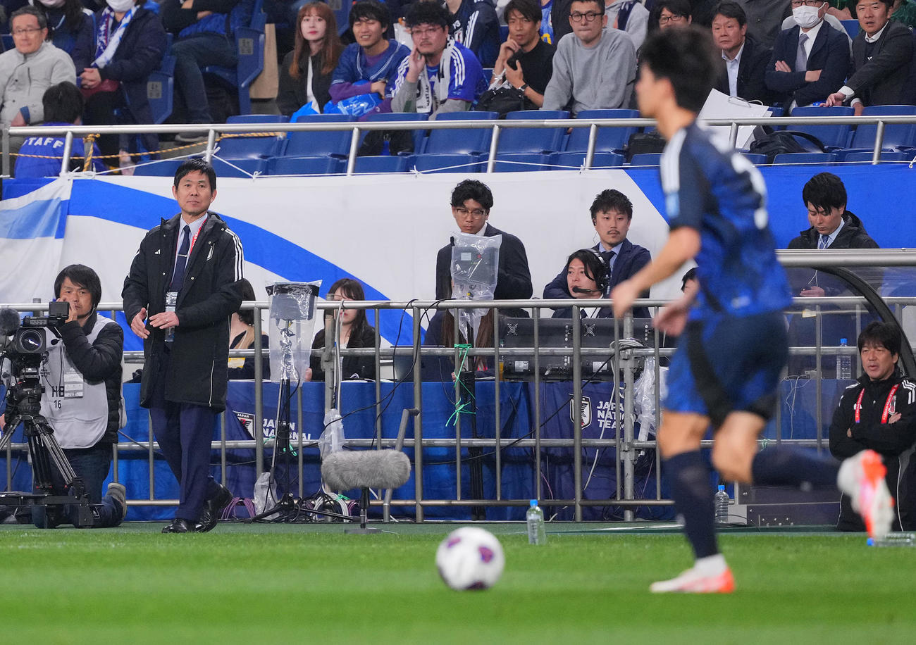 日本対サウジアラビア　前半、試合を見守る森保監督。右手前は高井（撮影・垰建太）